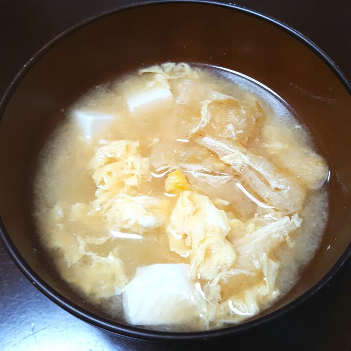 豆腐、卵、油揚げの味噌汁